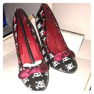 Ellie Ahoy Pump 10 Brand New - Black Red Skulls